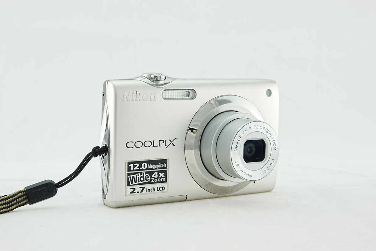Nikon Coolpix S3000 12MP Digital Camera Silver CCD – Tested & Working