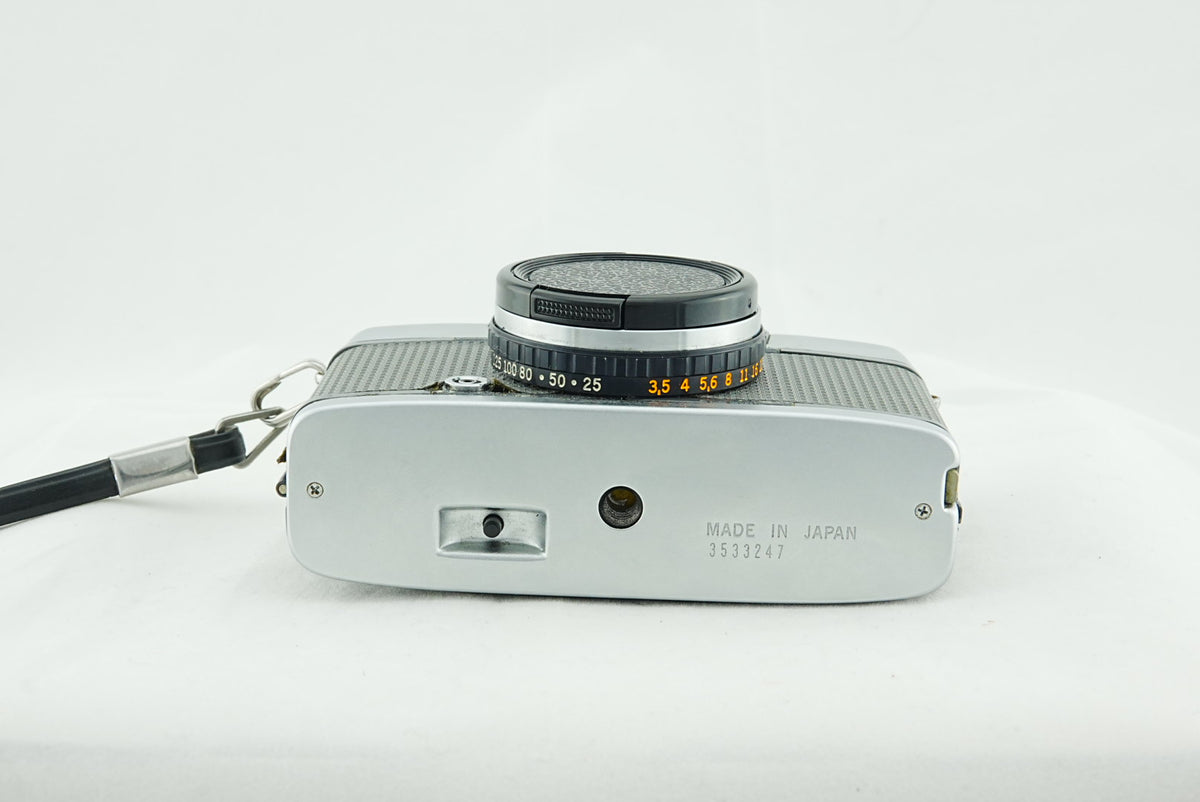 Olympus PEN EE-2 Half Frame 35mm Film Camera Fixed Focus Auto Exp Silver w/ Cap