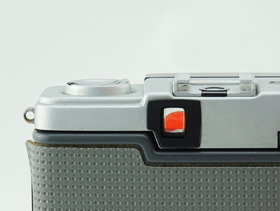 Olympus PEN EE-2 Half Frame 35mm Film Camera Fixed Focus Auto Exp Silver w/ Cap