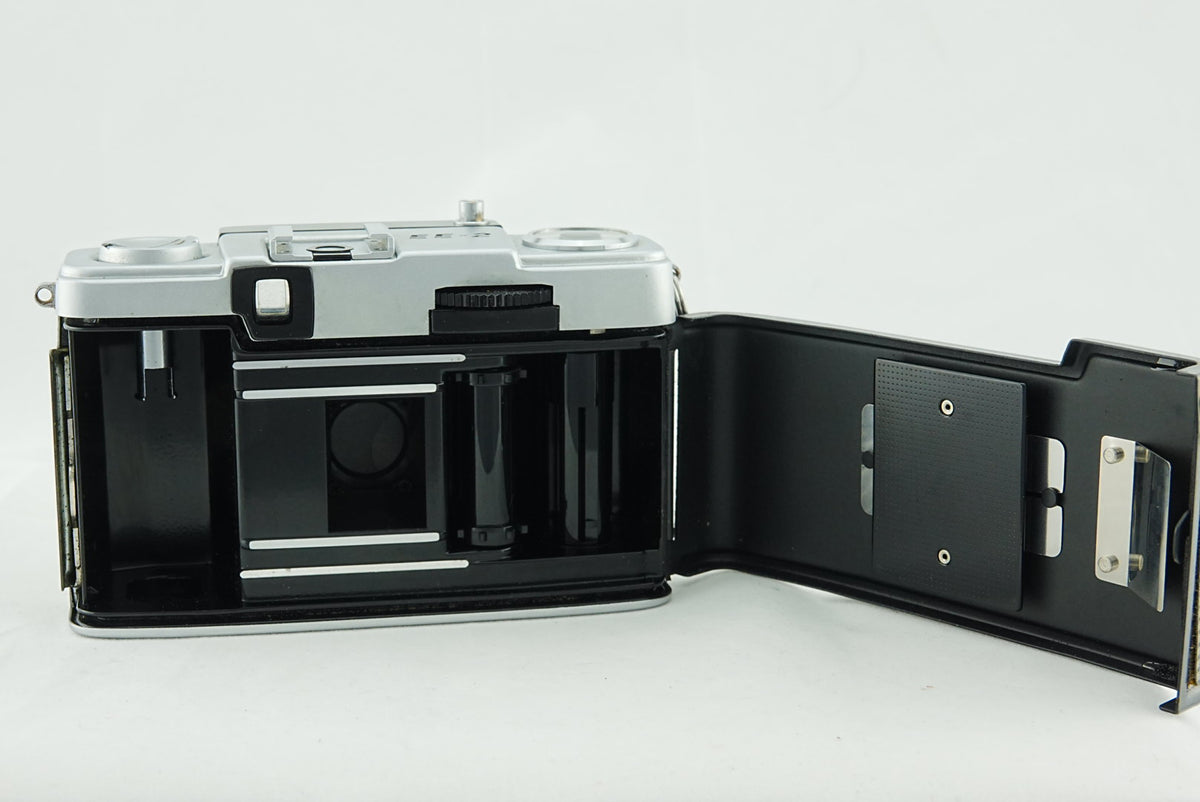 Olympus PEN EE-2 Half Frame 35mm Film Camera Fixed Focus Auto Exp Silver w/ Cap