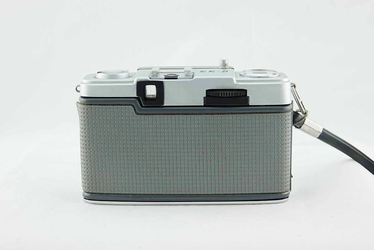 Olympus PEN EE-2 Half Frame 35mm Film Camera Fixed Focus Auto Exp Silver w/ Cap